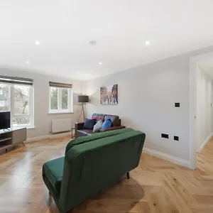 Spacious Stunning Flat Near Heathrow And London Apartment Hounslow